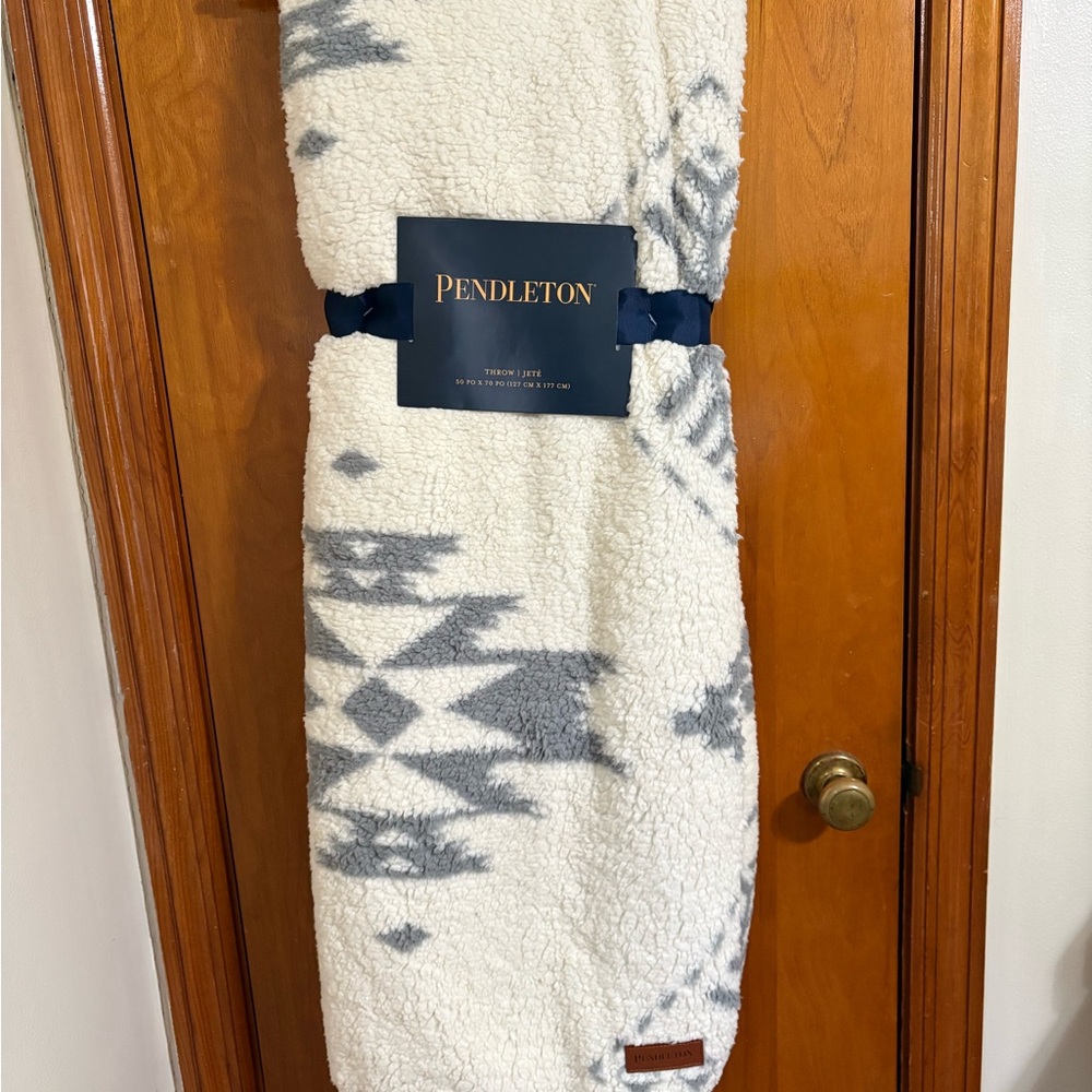 NWT Pendleton Gray Cream plush throw 50” x 70”